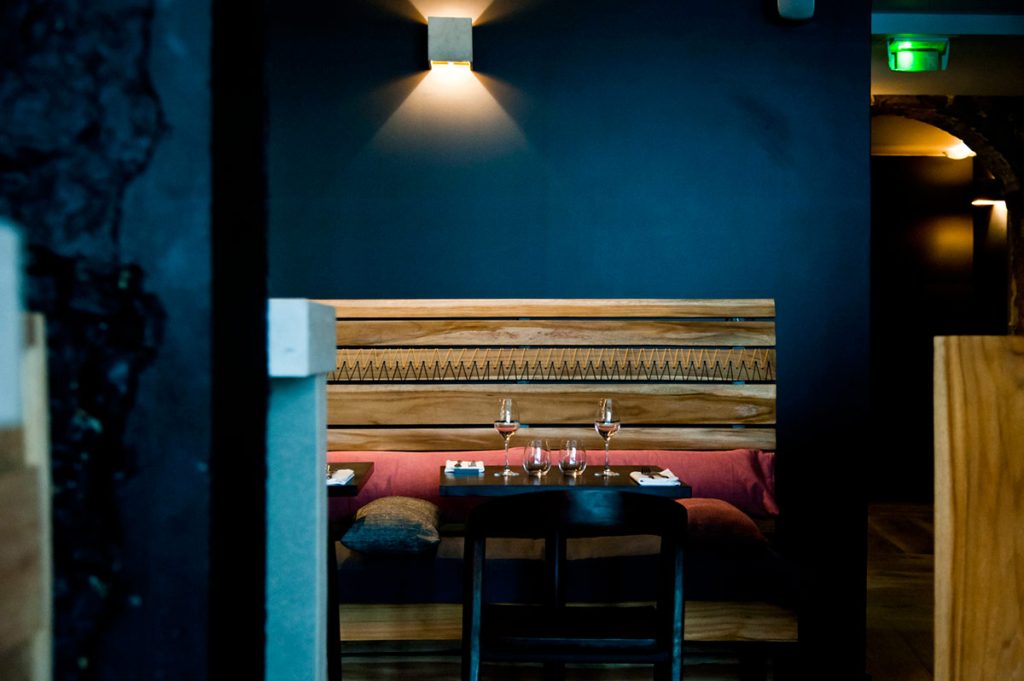 La lumière est tamisée et l’ambiance feutrée – Un bon préambule pour un repas