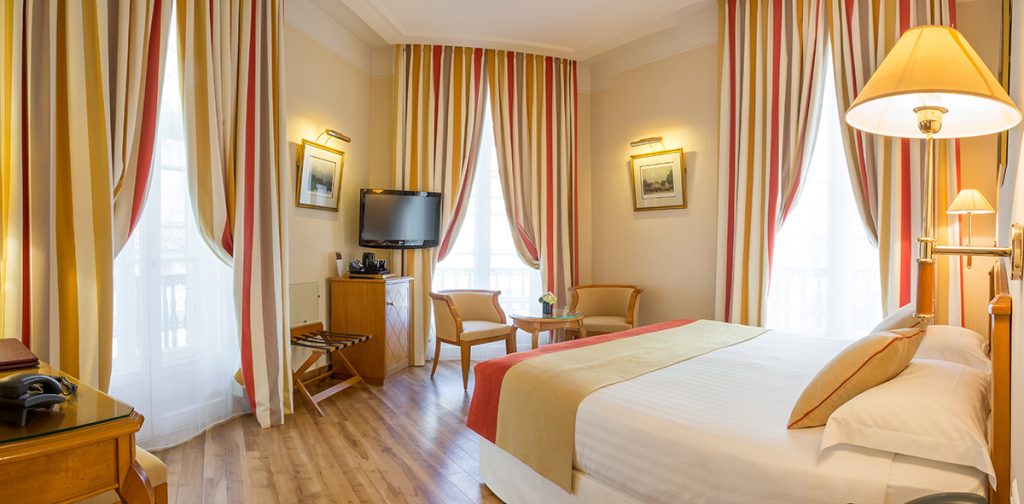 La suite, dans une ambiance rouge