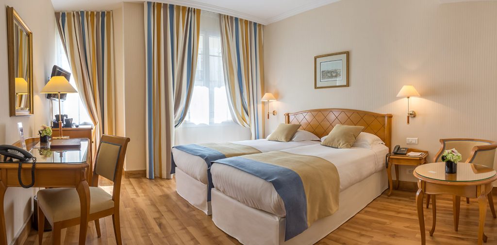Une chambre twin supérieure en coloration bleu