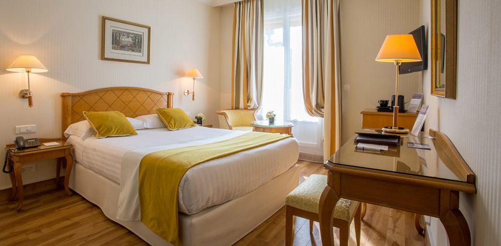 Une chambre double économique en coloration jaune