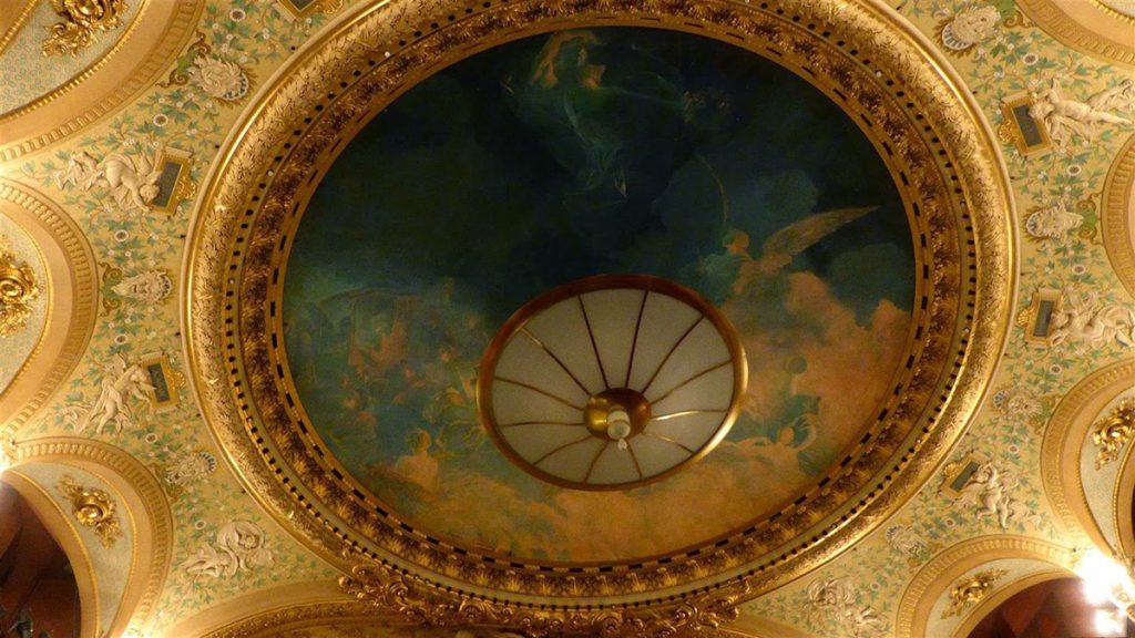 Le plafond de la salle Favart représente "La glorification de la musique" par Benjamin Constant
