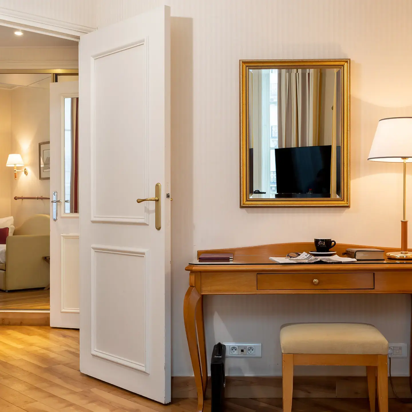 Work desk in a suite at Hôtel États-Unis Opéra Paris