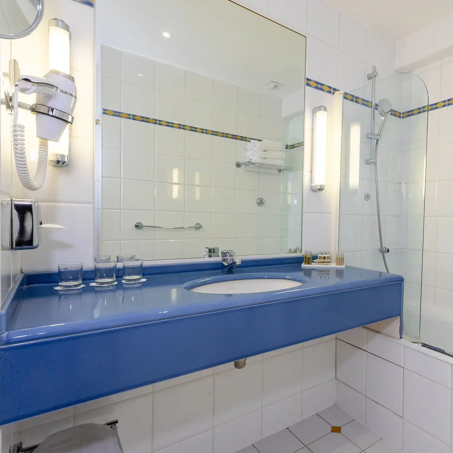 Bathroom with bathtub at Hôtel États-Unis Opéra Paris