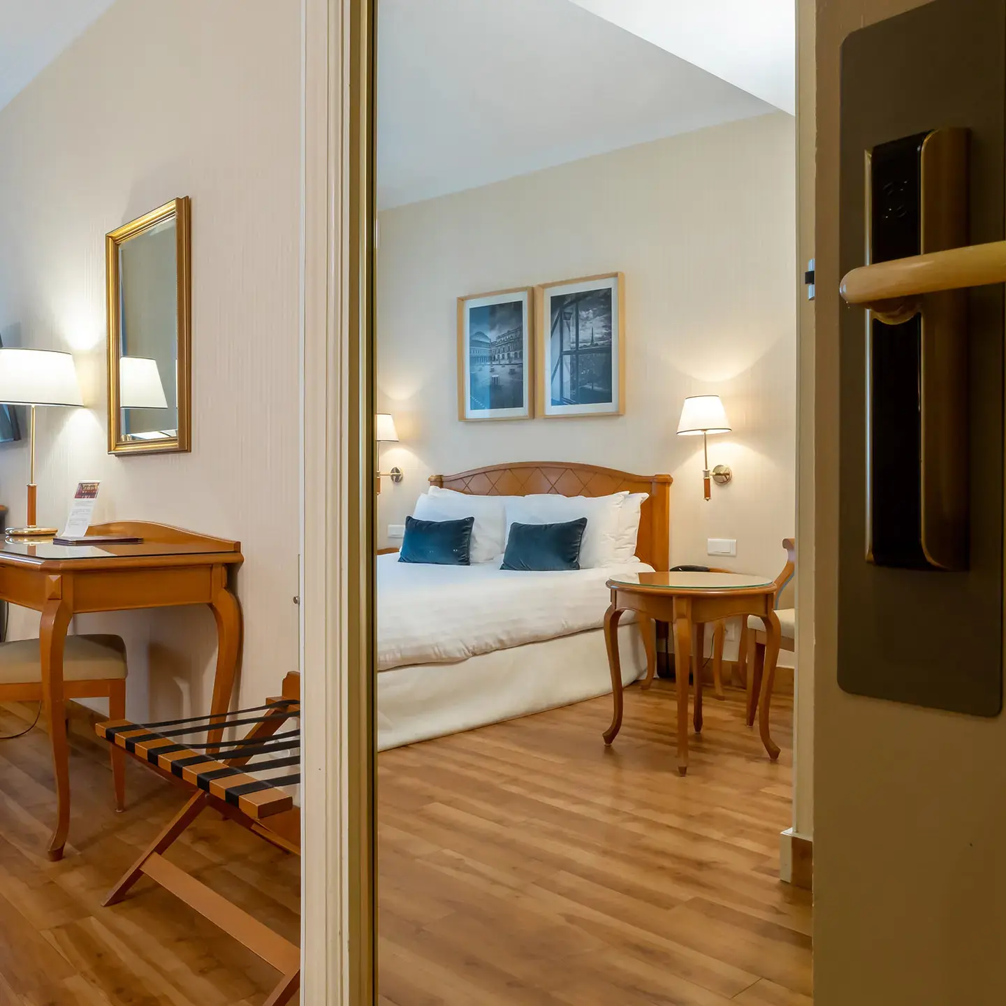 Two connecting guest rooms at Hôtel États-Unis Opéra Paris