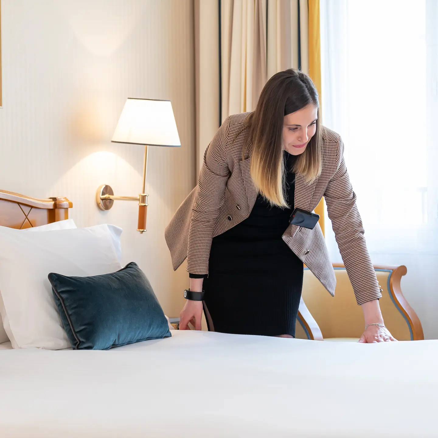 Housekeeper making a bed at Hôtel États-Unis Opéra Paris