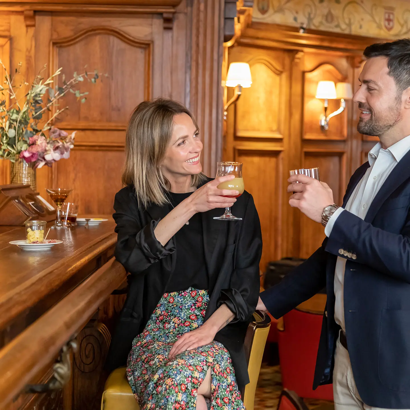 Guests enjoying drinks at the hotel bar at Hôtel États-Unis Opéra Paris