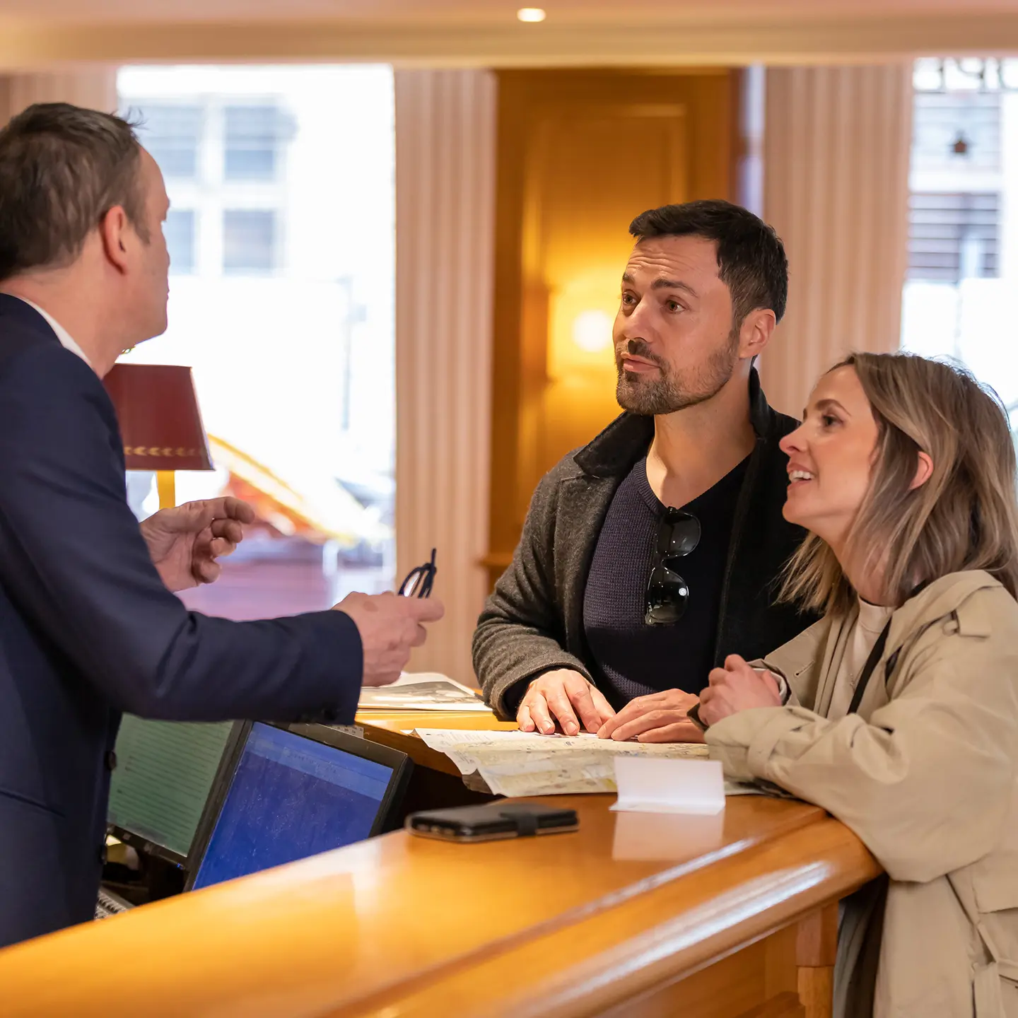 Receptionist providing local travel advice at Hôtel États-Unis Opéra Paris