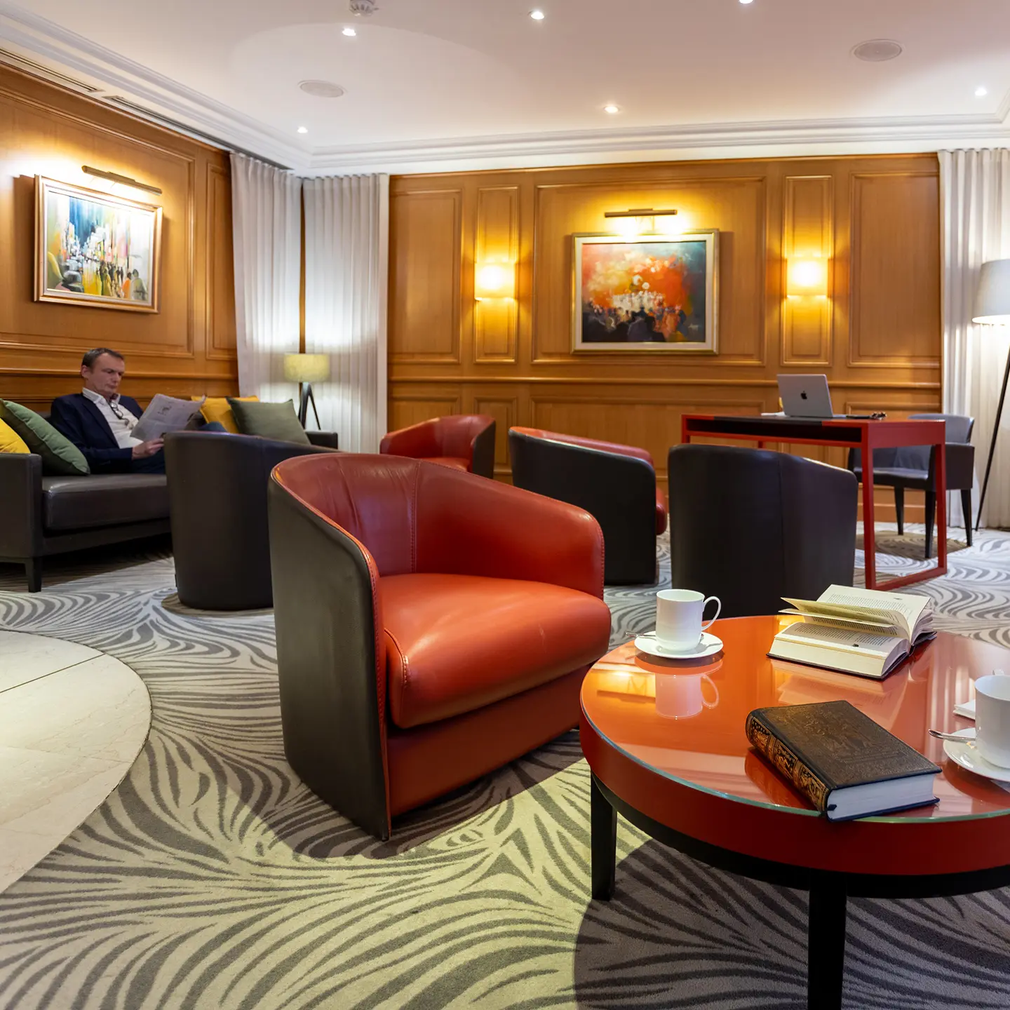elegant hotel lounge at Hôtel États-Unis Opéra Paris