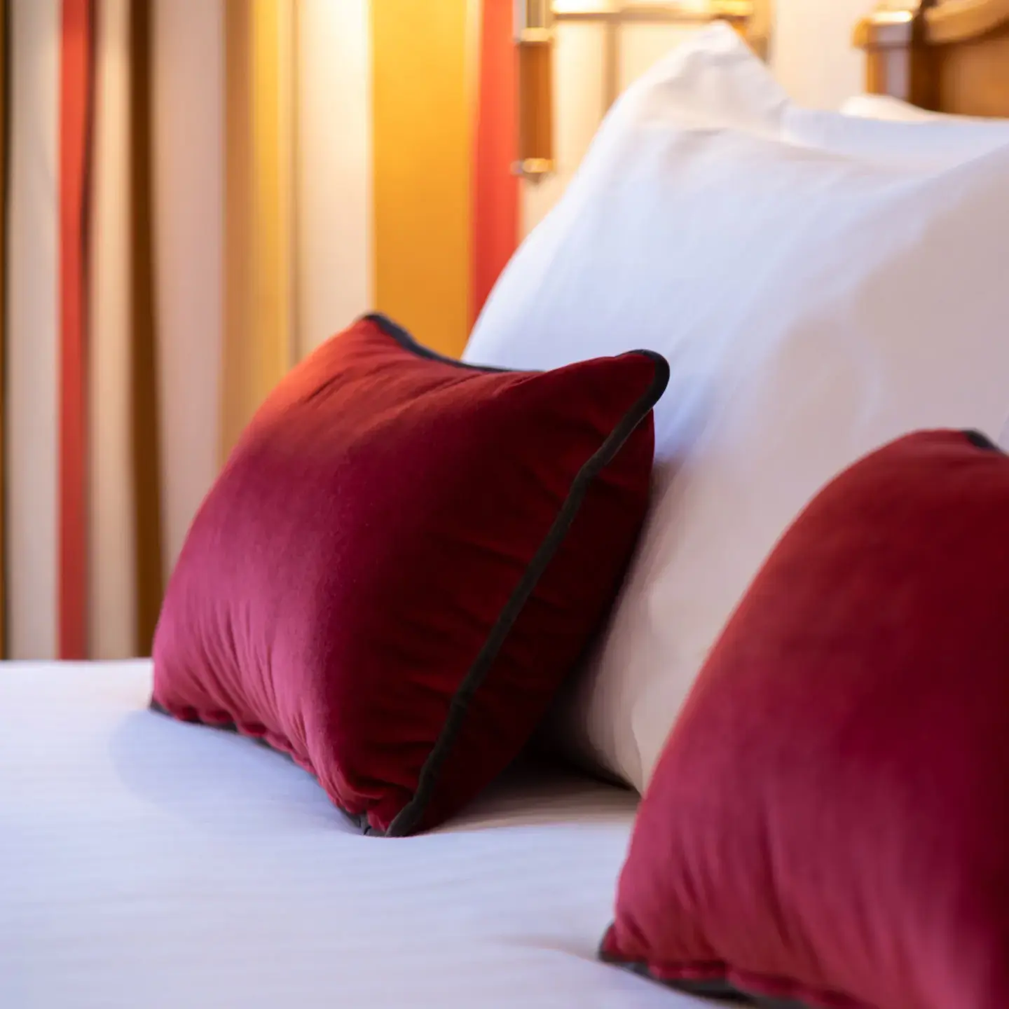 Bed detail in a room at Hôtel États-Unis Opéra Paris